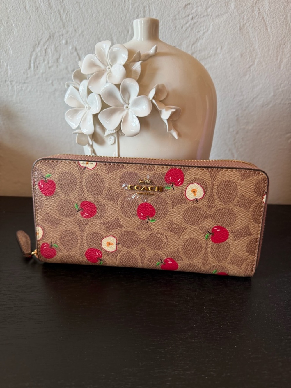 NWOT Coach Scattered Apple Print Accordion Zip Wallet - Picture 3 of 13